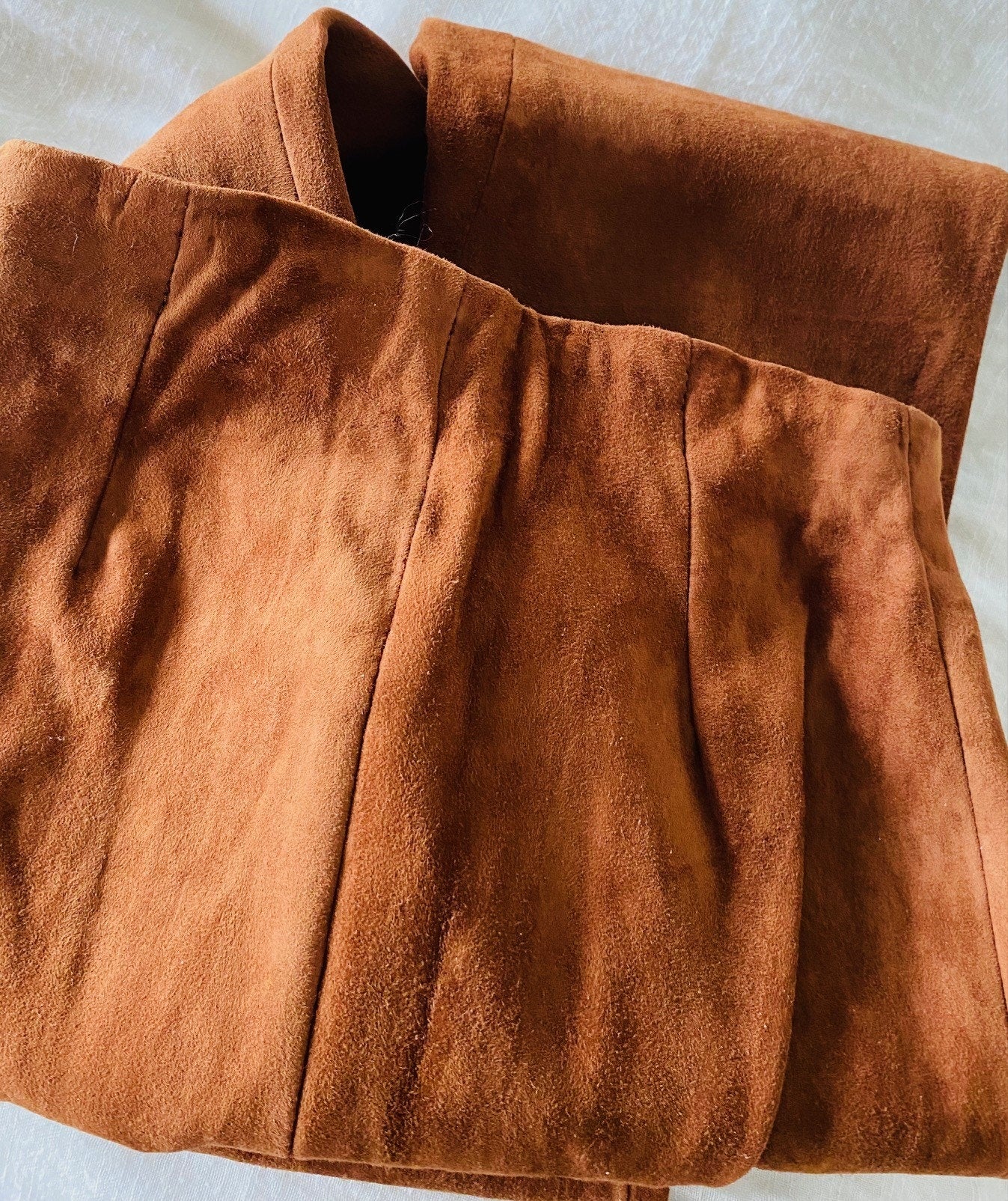 MRKSHI FLARE — Suede leather Pants in Tobacco, leather detail