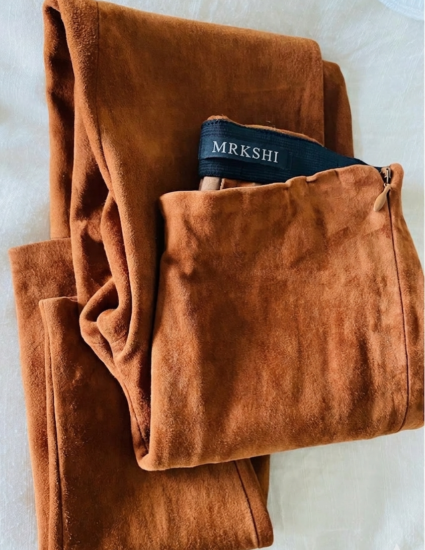 MRKSHI FLARE — Suede leather Pants in Tobacco, leather detail
