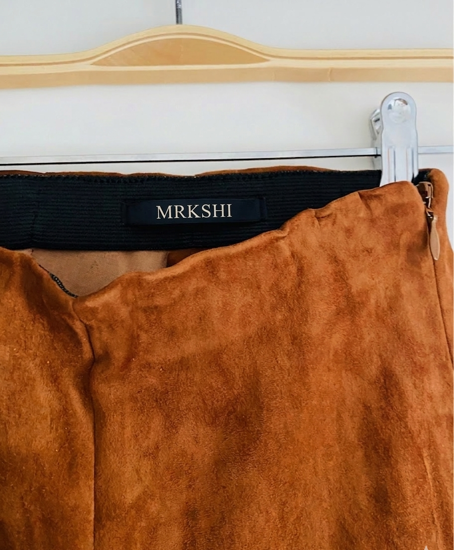 MRKSHI FLARE — Suede leather Pants in Tobacco, leather detail