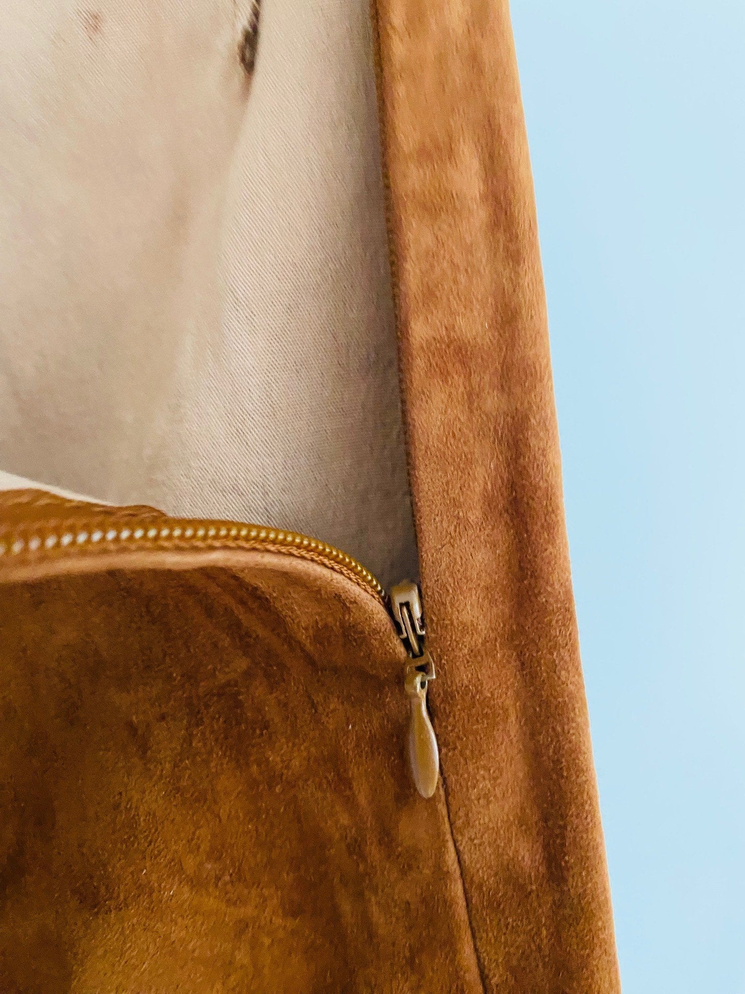 MRKSHI FLARE — Suede leather Pants in Tobacco, leather detail