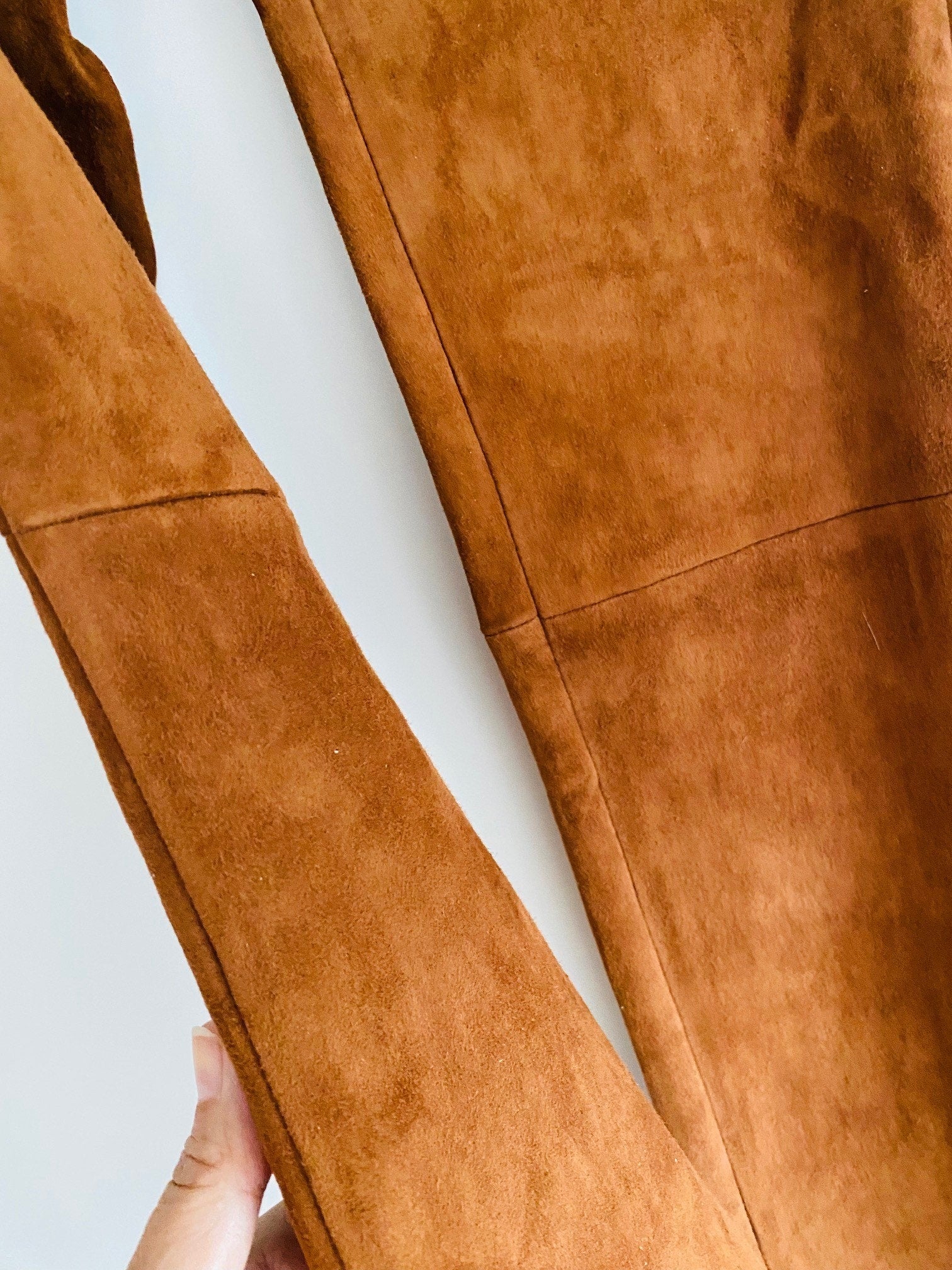 MRKSHI FLARE — Suede leather Pants in Tobacco, leather detail
